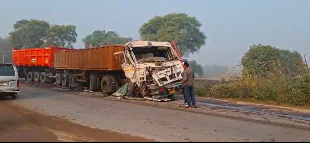 रायबरेली में दो ट्रकों की आपस में भीषण टक्कर,मौत और घायलों के जाने आंकड़े
