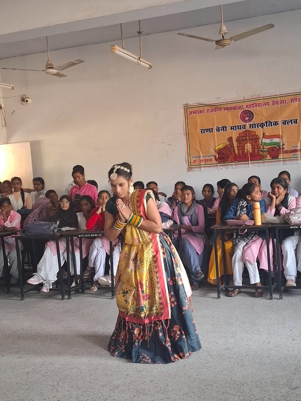 रायबरेली-श्यामा आन बसो वृंदावन में ...... पर स्नातक छात्राओं ने मचाया धमाल 