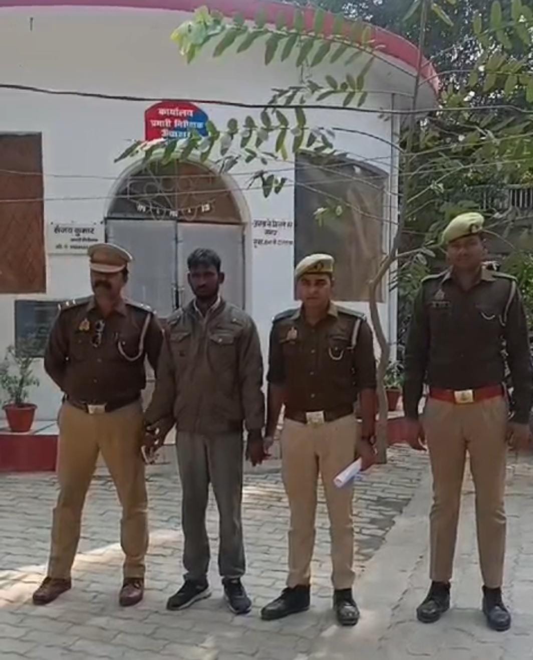 रायबरेली-तमंचे की नोंक पर महिला से आभूषण छीनने वाला धरा गया 