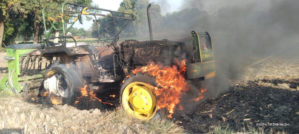 Raibareli-गेहूं की बुवाई करते समय ट्रैक्टर में लगी आग और टैक्टर जलकर हुआ खाक