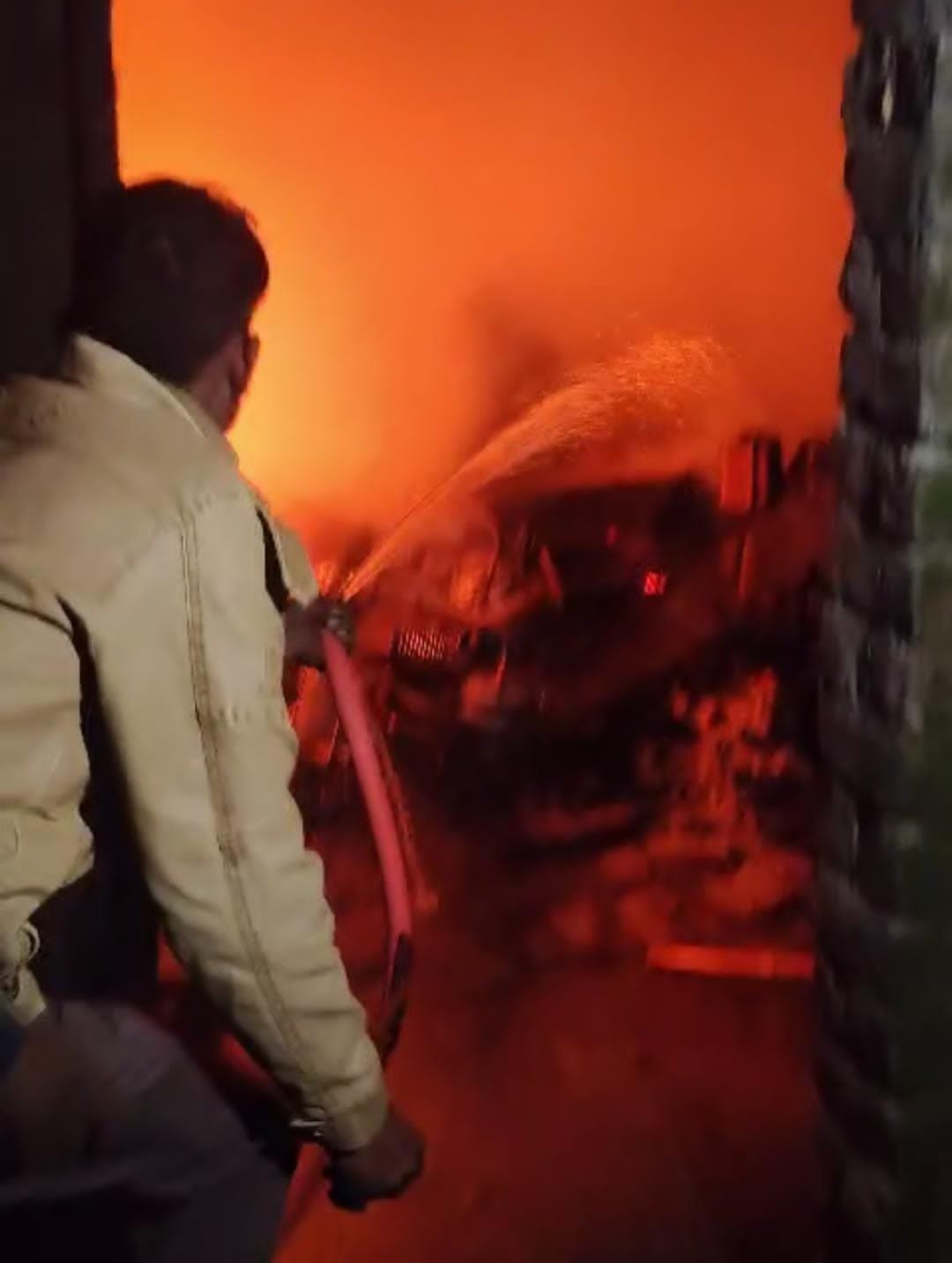 रायबरेली-ऑटो पार्ट्स की दुकान में  लगी आग जाने कैसे,,, 