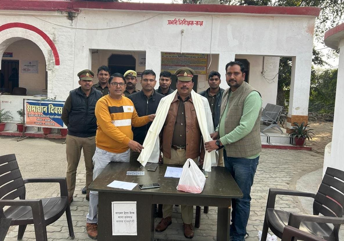 रायबरेली-ग्राम प्रधान प्रतिनिधि ने कोतवाली प्रभारी पवन कुमार सोनकर को किया सम्मानित