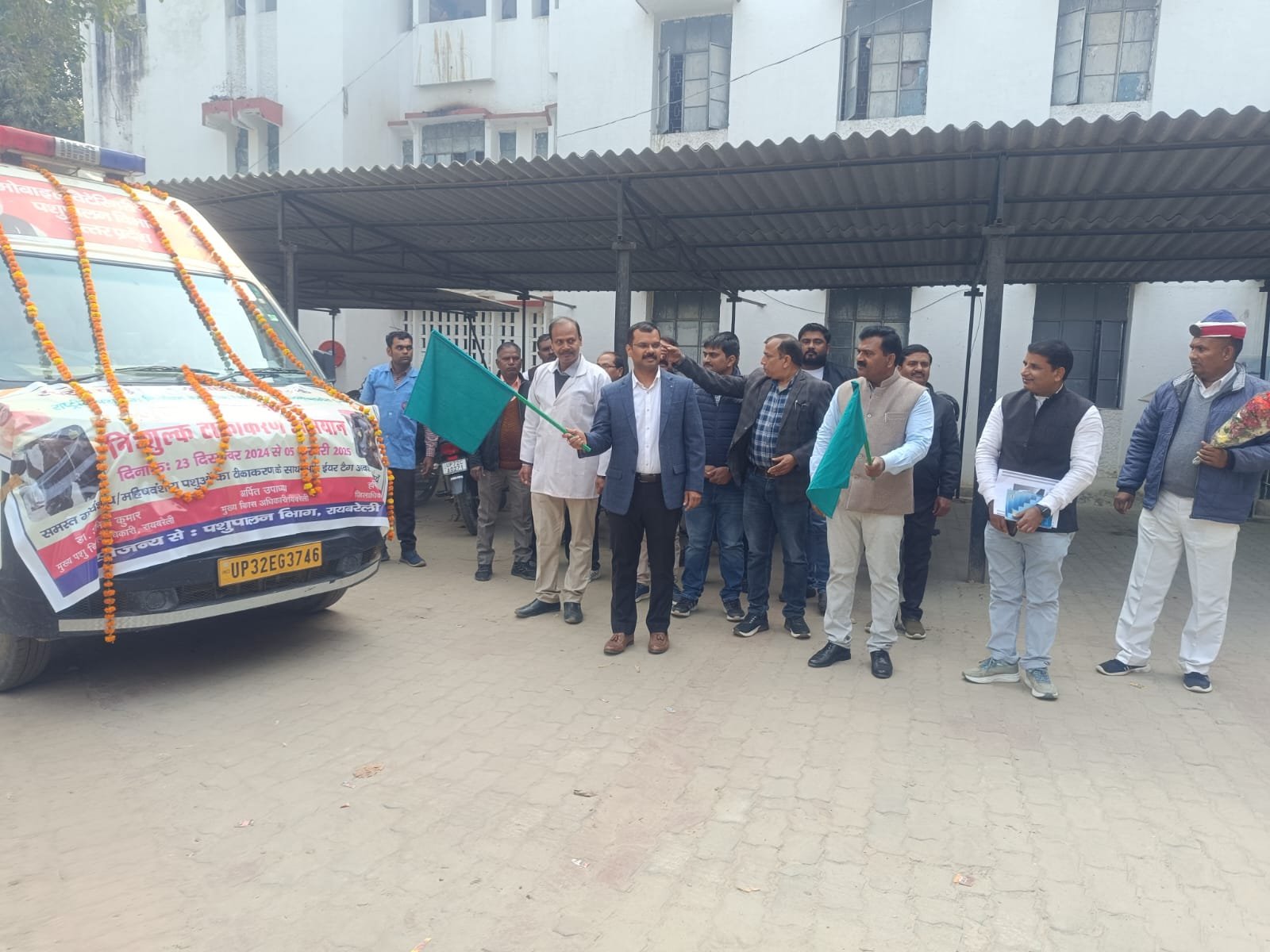 रायबरेली-सीडीओ ने मोबाइल वेटरनरी यूनिट चिकित्सा वाहन व सचल पशु चिकित्सा वाहनों को हरी झण्डी दिखाकर किया रवाना