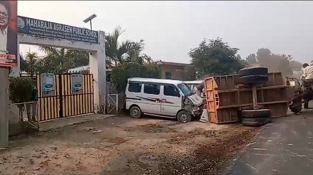 रायबरेली-तेज रफ्तार ट्रैक्टर ट्राली अनियंत्रित होकर पलटी,स्कूल की गाड़िया टूटी