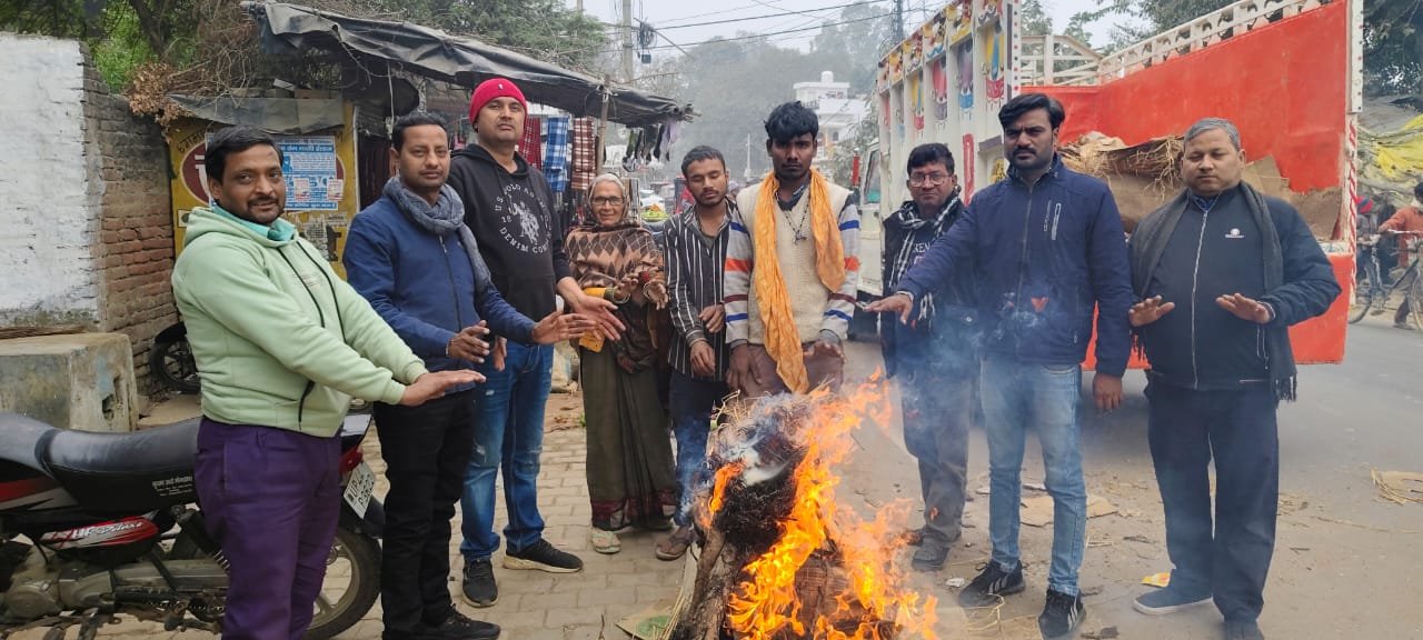 रायबरेली-उद्योग व्यापार मंडल ने कस्बे के  बारह प्रमुख स्थानों पर जलवाए अलाव