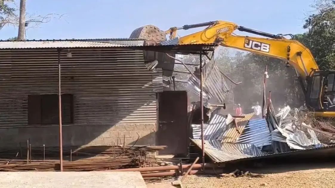 पत्रकार हत्याकांड : आरोपी ठेकेदार के साम्राज्य पर चला बुलडोजर, पांच एकड़ जंगल की जमीन पर किया था अवैध कब्ज़ा