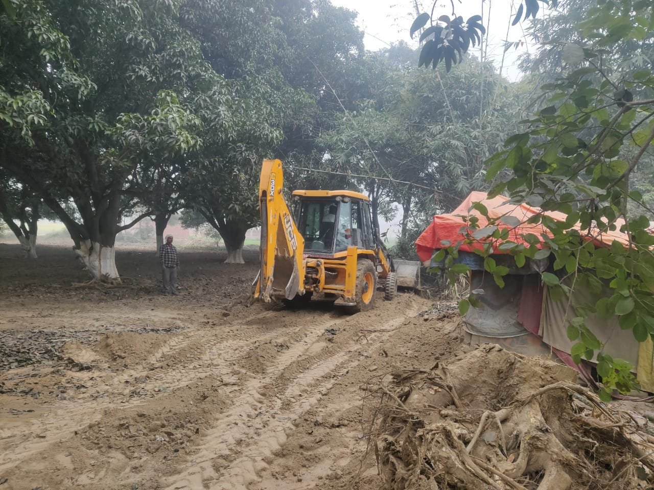 रायबरेली- बेशकीमती भूमि पर जेसीबी मशीन लगाकर कब्जा करने का किया जा रहा प्रयास,,, 