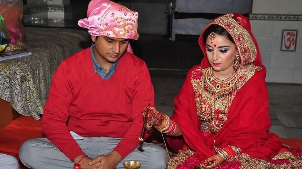 कश्मीर की वादियों को छोड़ 1300 KM कार चला UP पहुंची MBBS प्रेमिका, प्रेमी से किया निकाह