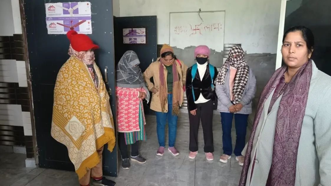 OYO होटल में 'रंगरेलियां' मना रहे थे कपल्स, छापेमारी से मचा हड़कंप, वीडियो में देखें पूरा माहौल