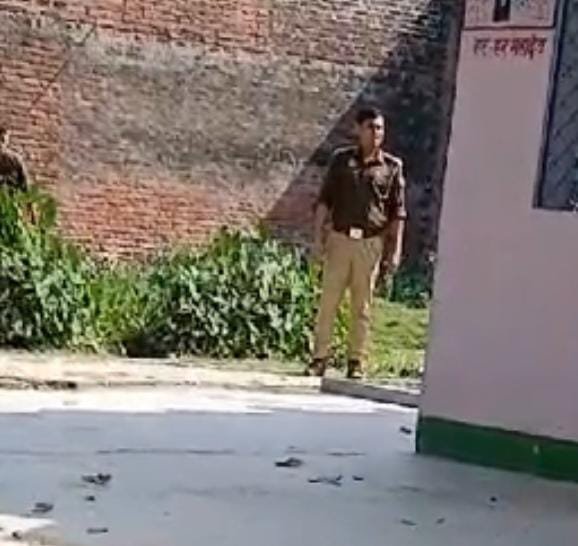 रायबरेली-शौचालय के लिए गड्ढा खोदवाकर निर्माण कार्य में हल्का दरोगा मन रहा बाधक,,,, 