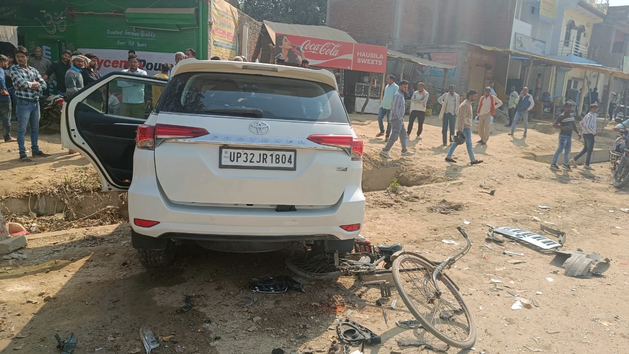 रायबरेली-अनियंत्रित होकर राजमार्ग के किनारे नाले में गिरी फॉर्च्यूनर , चार घायल 