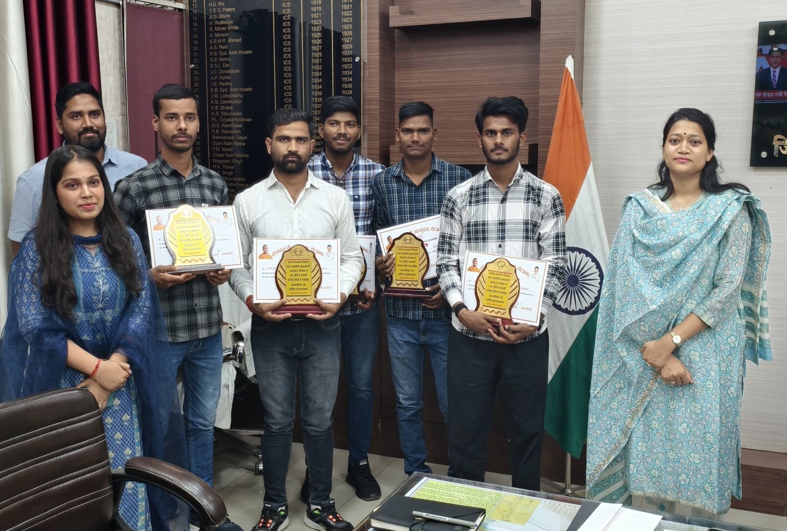 रायबरेली में चयनित छात्रों को जिला अधिकारी हर्षिता माथुर ने किया सम्मानित। 