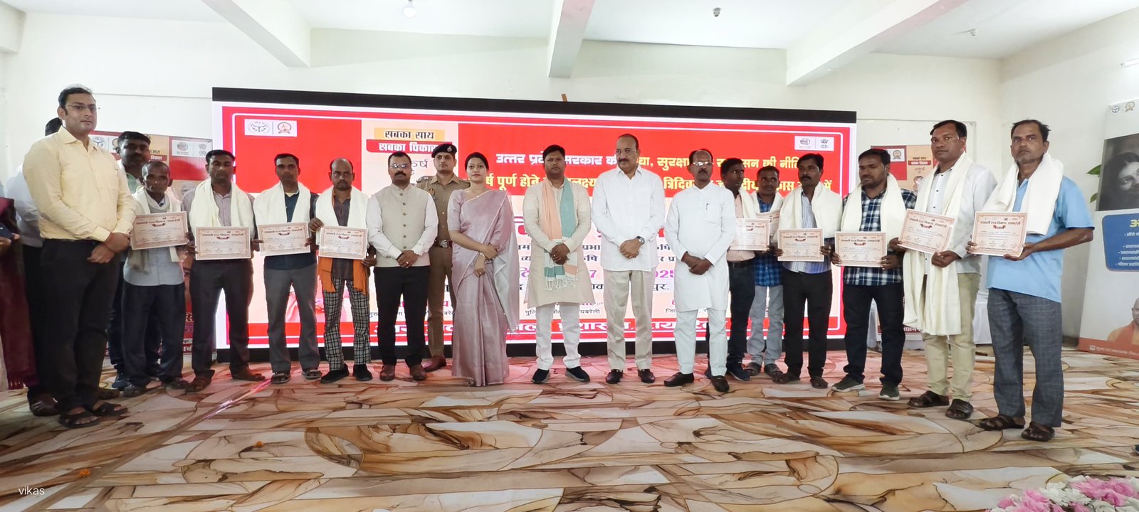 रायबरेली-विभिन्न विभागों द्वारा जनकल्याणकारी योजनाओं से संबंधित लगाए गए स्टालों का किया अवलोकन