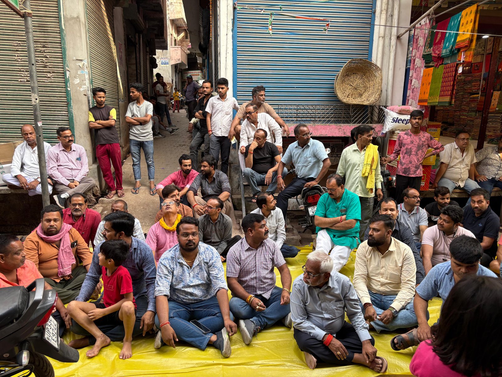 रायबरेली-ग्रामीणों ने लालगंज नगर पंचायत अध्यक्ष सरिता गुप्ता के खिलाफ किया प्रदर्शन