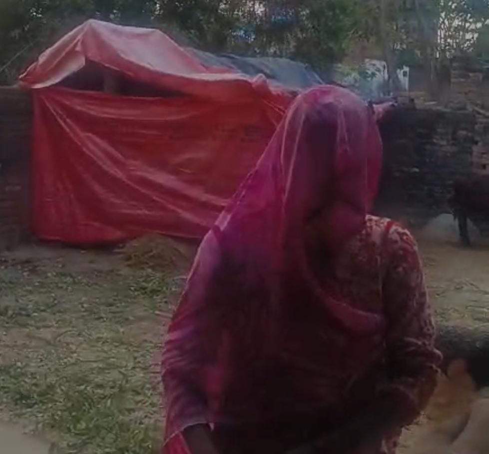 रायबरेली-घर में घुसे दो वनकर्मियों पर महिला के साथ अभद्रता का आरोप , ग्रामीणों ने बनाया वीडियो