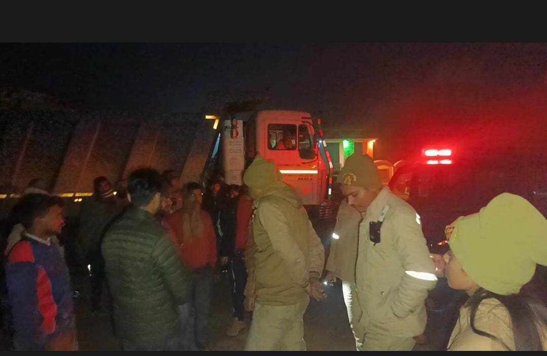 रायबरेली-गंगा एक्सप्रेस में मिट्टी की ढुलाई कर रहे डंफ़रों ने नष्ट कर दिया गांव का रास्ता 