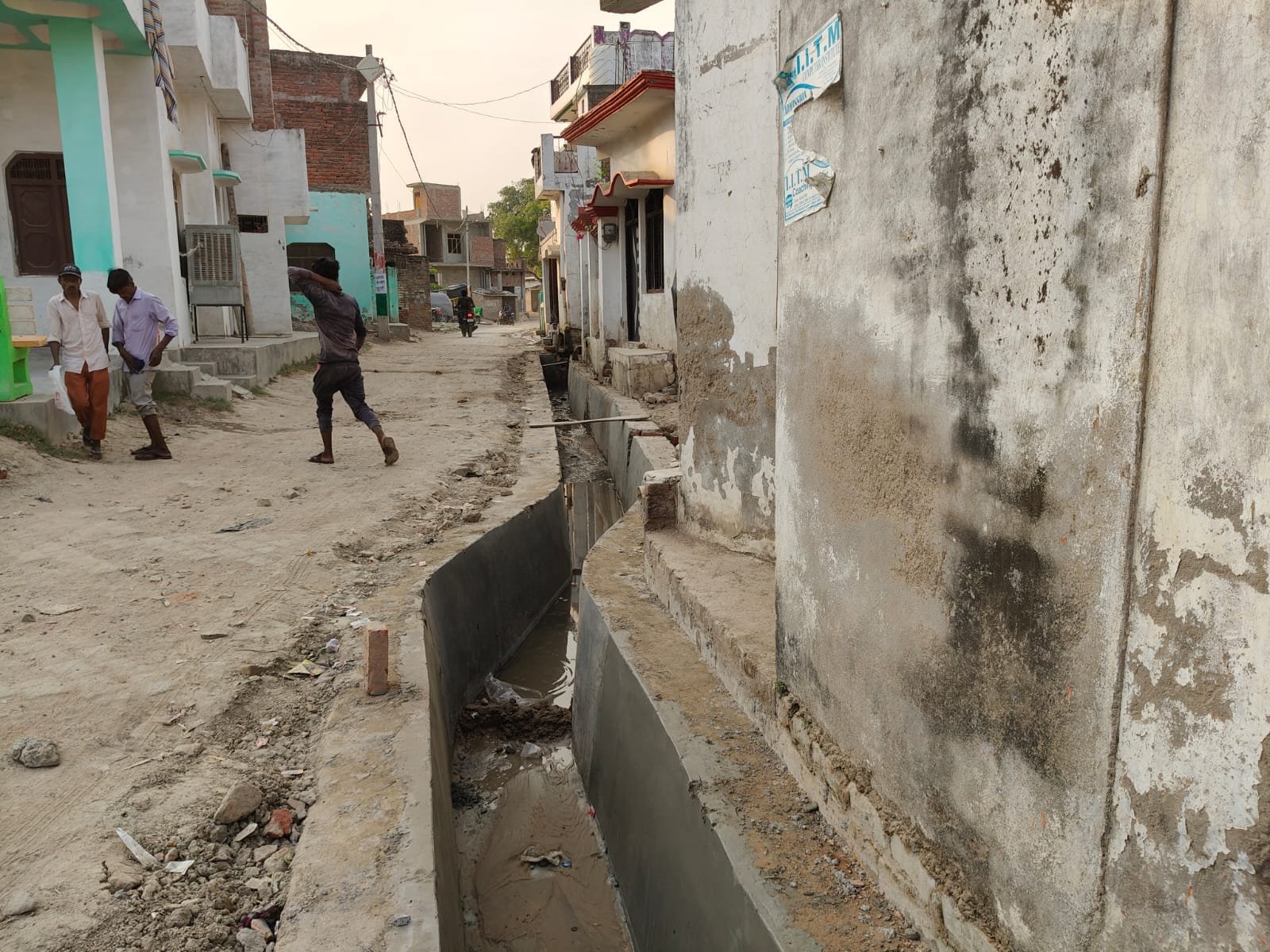 रायबरेली-स्थानीय निकाय में ठेकेदारों का बोलबाला घटिया निर्माण पर ठेकेदार की काली कमाई जिम्मेदार हो रहे मालामाल