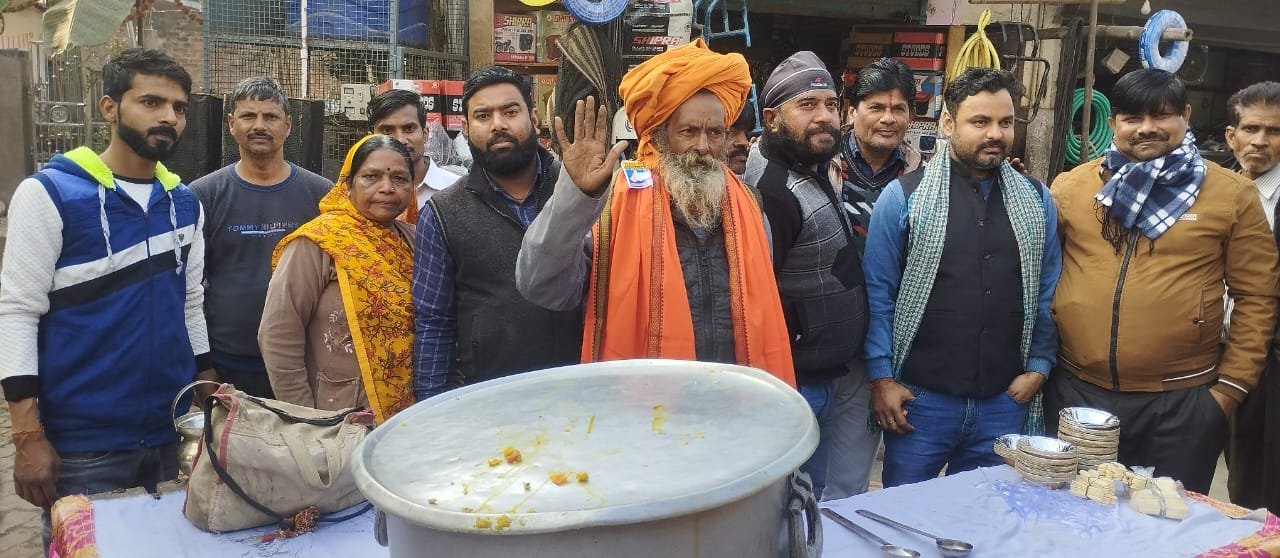 रायबरेली-मकर संक्रांति के पावन पर्व पर हनुमान मन्दिर पर हुआ खिचडी  भोज का आयोजन