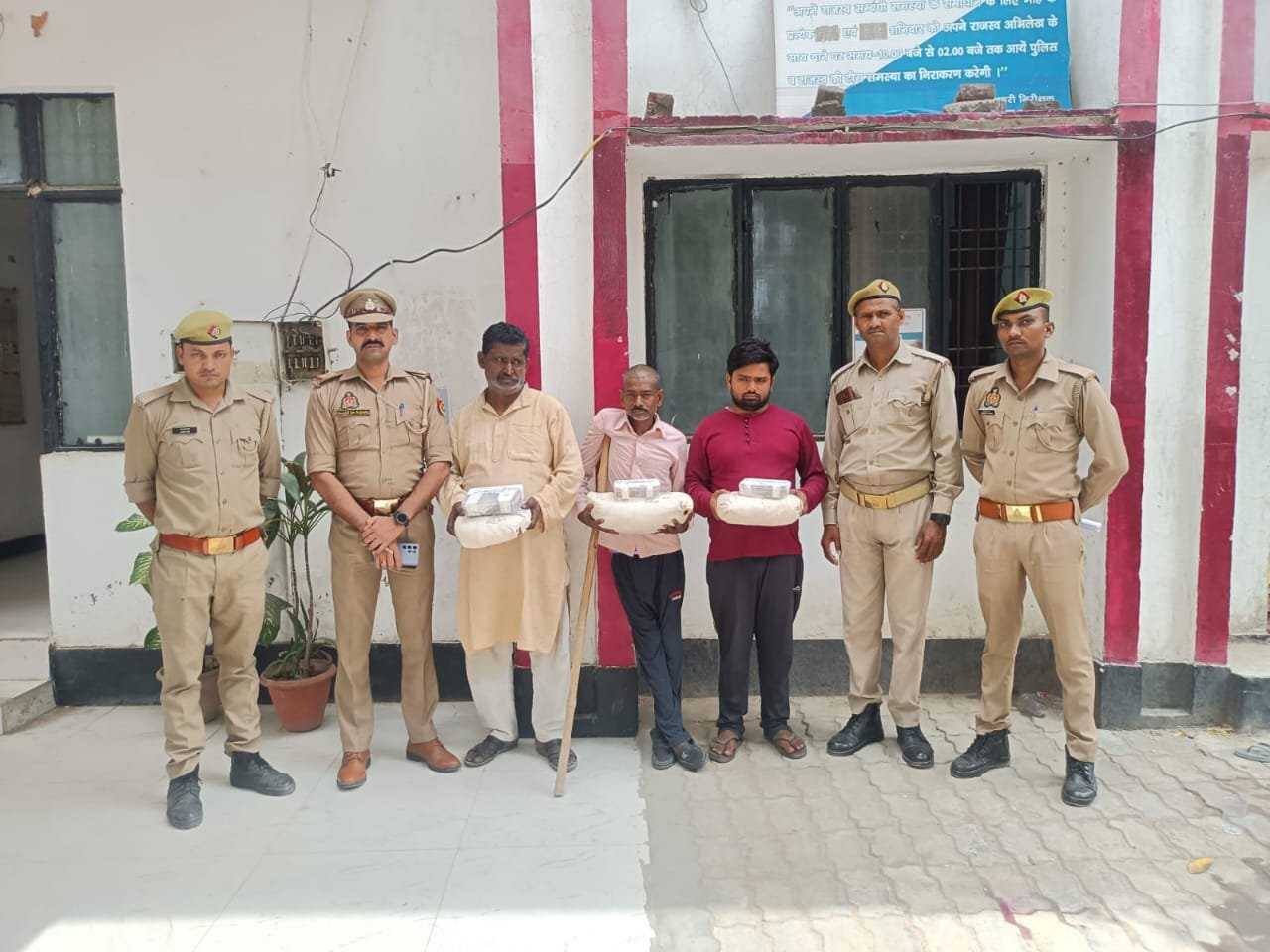 रायबरेली-गांजा के बड़े तस्कर पर मेहरबानी,छोटे विक्रेताओं पर हो रही कार्रवाई ऐ साहेब यह ठीक नहीं,,,,,? 