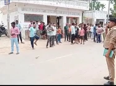 रायबरेली में अराजकतत्वों से परेशान व्यापारियों ने दुकानें बंद कर जताया विरोध