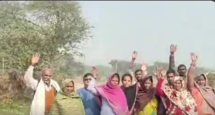 रायबरेली-विद्युत विभाग के खिलाफ लोगों में आक्रोश जर्जर वा ढीले तारों को लेकर ग्रामीण नें किया प्रदर्शन  