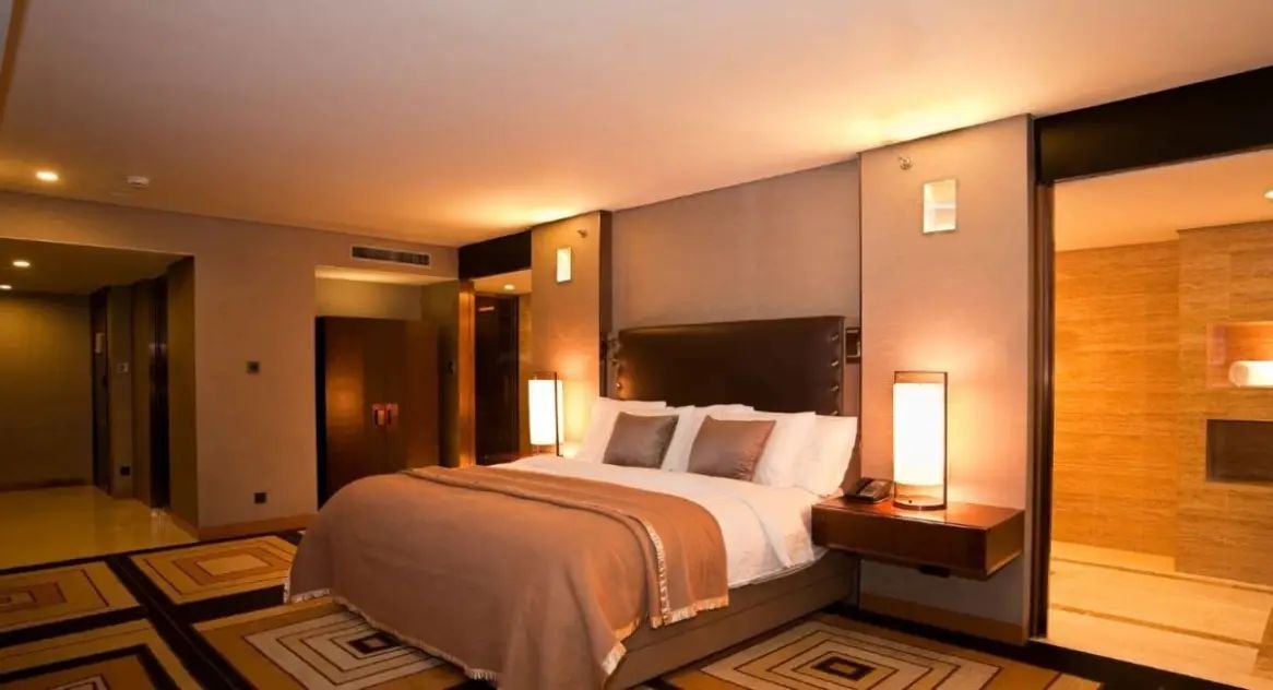 जयपुर के एक फाइव स्टार होटल की ख‍िड़की में पर्दा नहीं लगाना कपल को पड़ा महंगा, सड़क से लोगों ने बना ल‍िए वीडियो