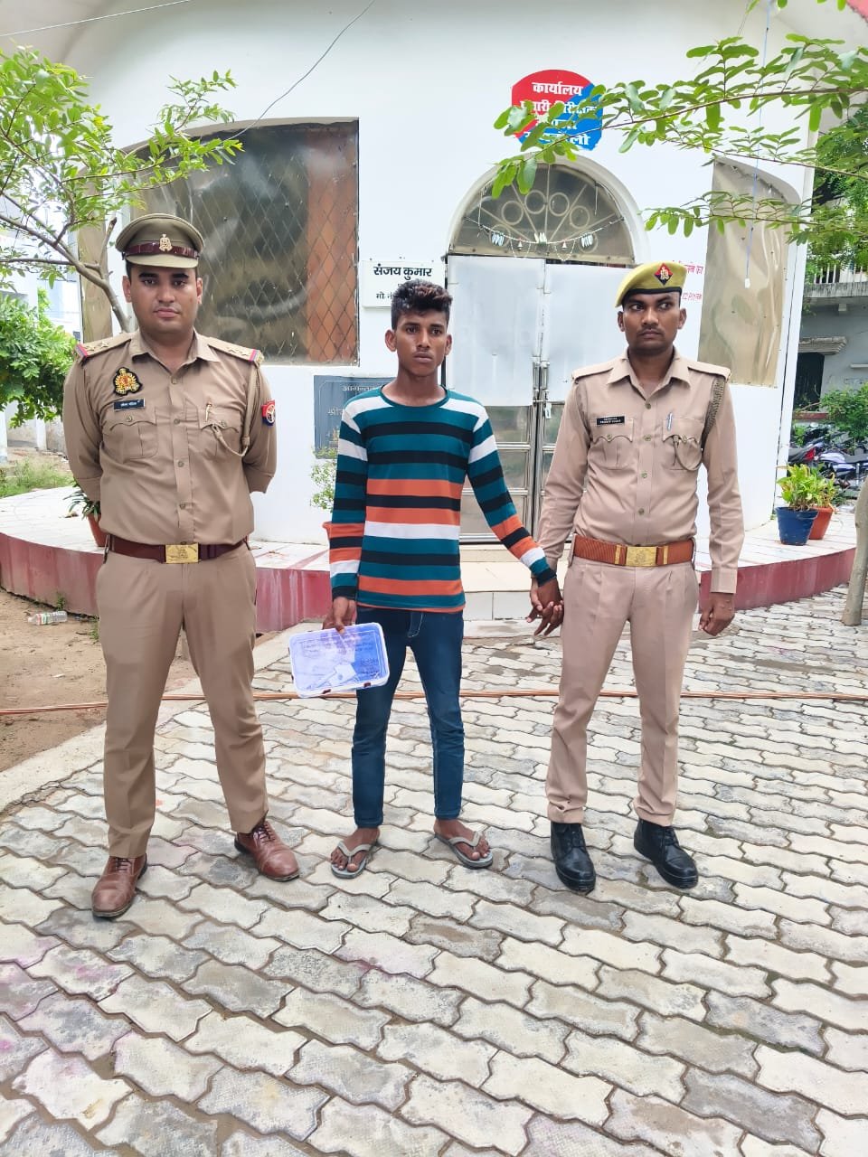 तमंचे के साथ धरा गया युवक: क्षेत्र के लोग असमंजस में हैं कि यह संयोग है या पुलिस का प्रयोग,,, 