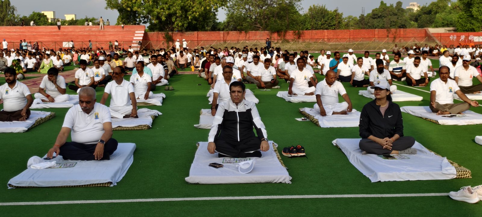 प्रभारी मंत्री राकेश सचान व नोडल अधिकारी वैभव श्रीवास्तव व जिलाधिकारी हर्षिता माथुर ने योग महाकुंभ में किया प्रतिभाग