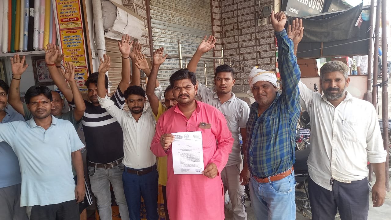 रायबरेली-बिजली कटौती पर फूटा गुस्सा , सड़क पर प्रदर्शन कर सौंपा ज्ञापन 