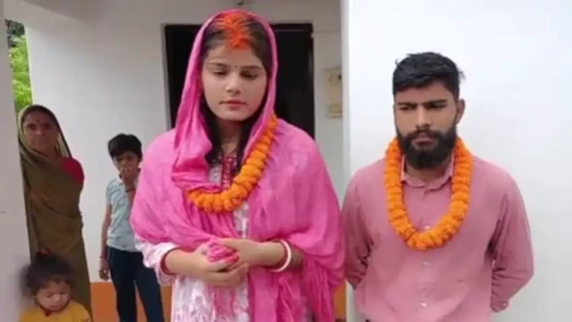 पति को छोड़ चाची ने भतीजे से रचाई शादी, मंदिर में लिए सात फेरे; वायरल हुआ वीडियो