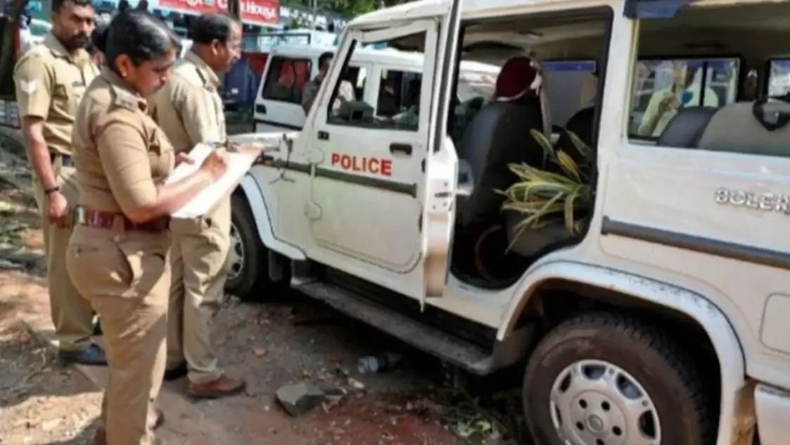 सुहागरात में चाकू लेकर बिस्तर पर आई पत्नी, पति से कहा- पास आए तो जान से मार दूंगी