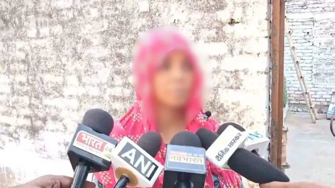 प्रबंधक ने शिक्षिका को स्कूल से निकाला, कथावाचक कांड के बाद जातिवाद का शिकार हुई महिला टीचर