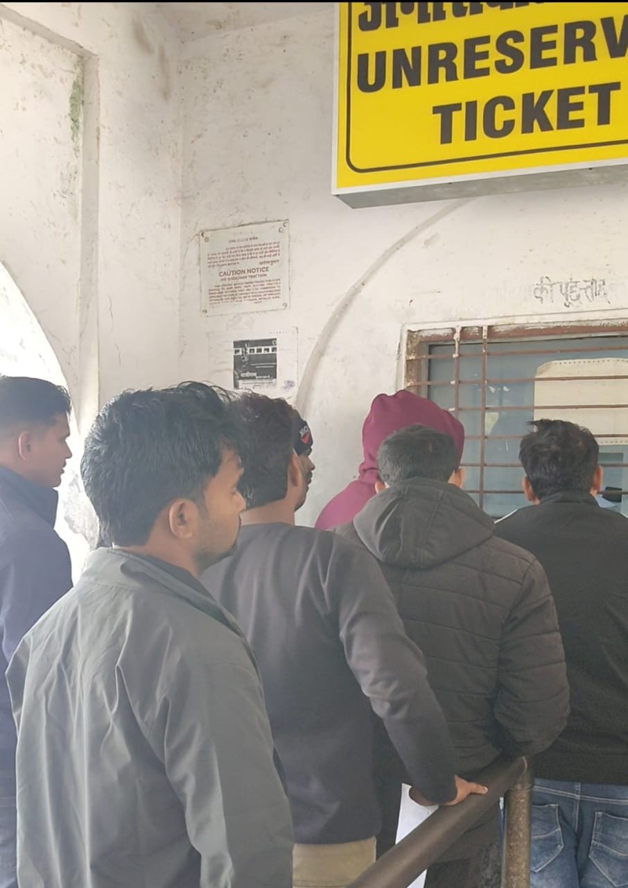 रायबरेली-एक ही खिड़की से तत्काल और नियमित टिकटों की बिक्री से रेलयात्री परेशान