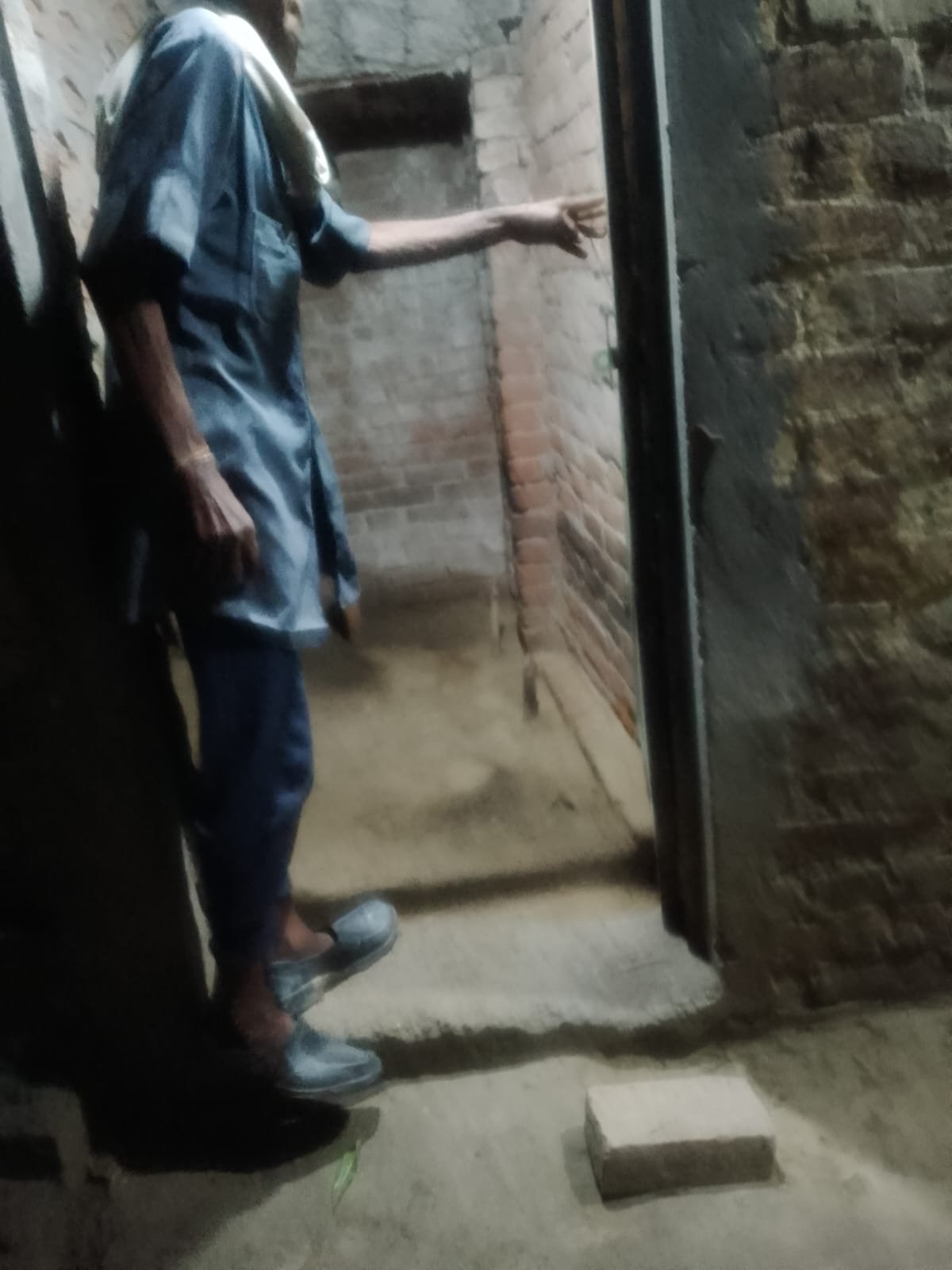 रायबरेली-ऊंचाहार में देर रात कार सवार चोरों ने घर का ताला काटकर  उठा ले गये आठ बकरियां,, 