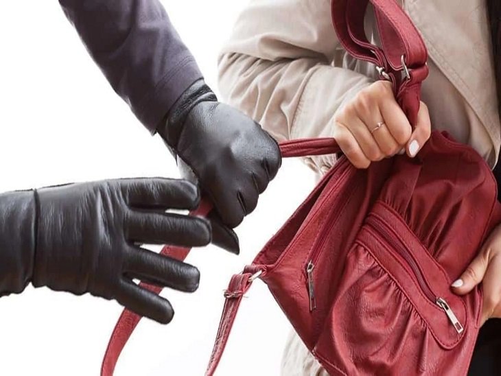 रायबरेली- घोरवारा चौकी से चंद कदमों की दूरी पर बाइक सवार युवकों ने महिला का छीना पर्स