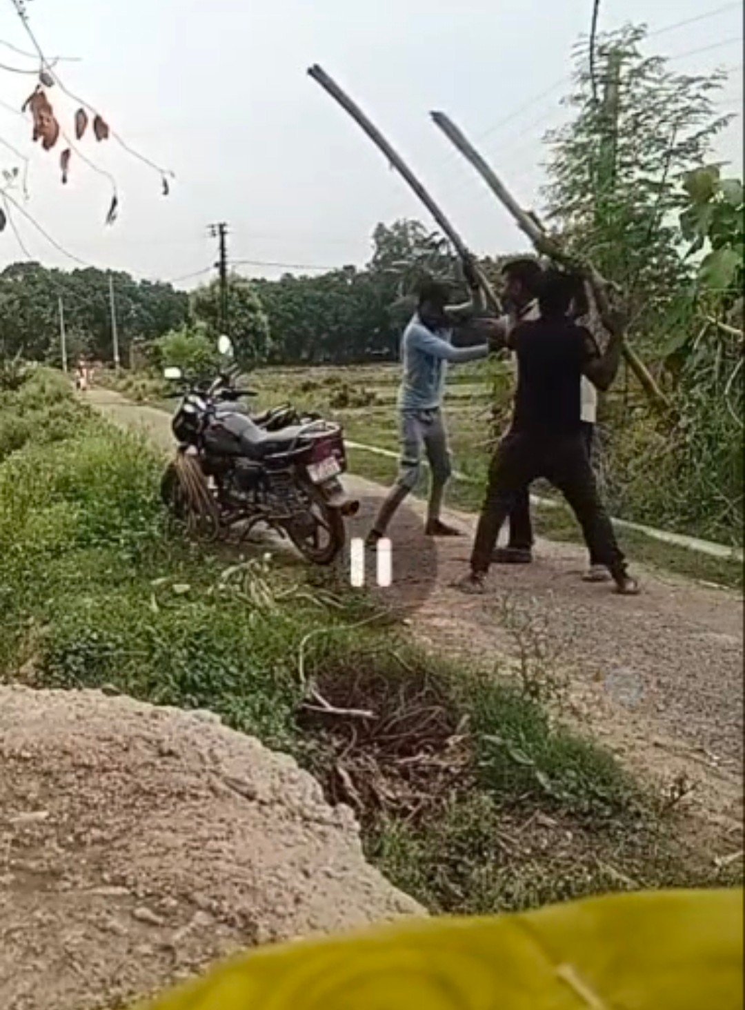 रायबरेली-विद्युत लाइन सही करने गए लाइनमैन को दंबगो ने पीटा 