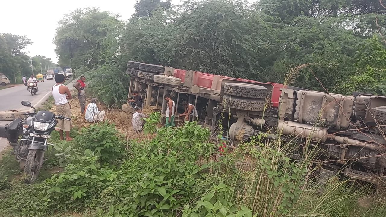 रायबरेली-अनियंत्रित ट्रक ने डस्ट लदे डंपर को मारी टक्कर, खाई में पलटा चालक घायल