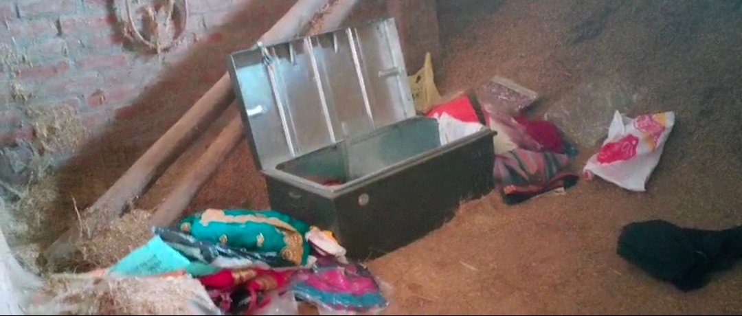 रायबरेली-बंद कमरे का ताला तोड़कर फरार हुए चोर,नगदी व आभूषण किया पार