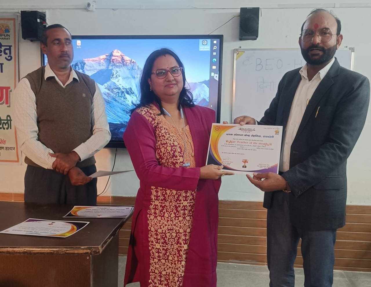 रायबरेली-बेहतर करने वाले शिक्षकों का बीईओ रोहनिया ने किया सम्मान