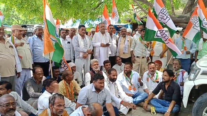 रायबरेली -सरकार के खिलाफ कांग्रेसियों ने की जोरदार नारेबाजी