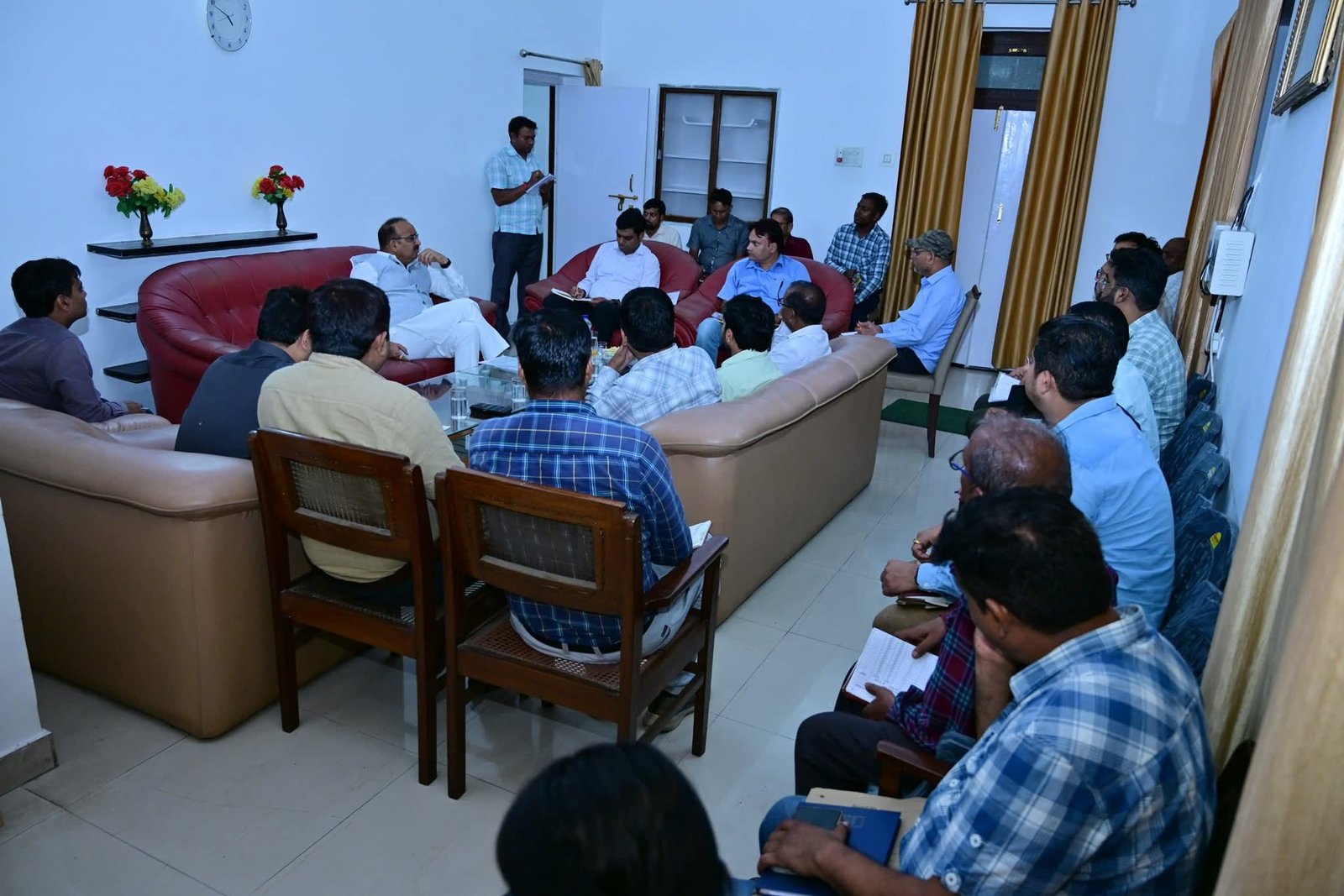 रायबरेली बिजली की किल्लत को लेकर मंत्री दिनेश प्रताप सिंह ने लगाई क्लास