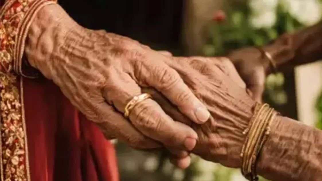 रिटायरमेंट के दिन बुजुर्ग कपल की शादी! दूल्हा दुल्हन की तरह सजे, वरमाला भी पहनाई. नहीं देखी होगी ये अनोखी फेयरवेल