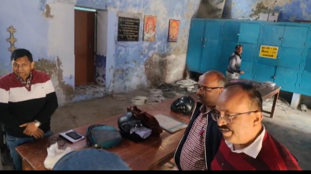 रायबरेली- नौनिहालों ने खंड शिक्षा अधिकारी पर लगाए गंभीर आरोप