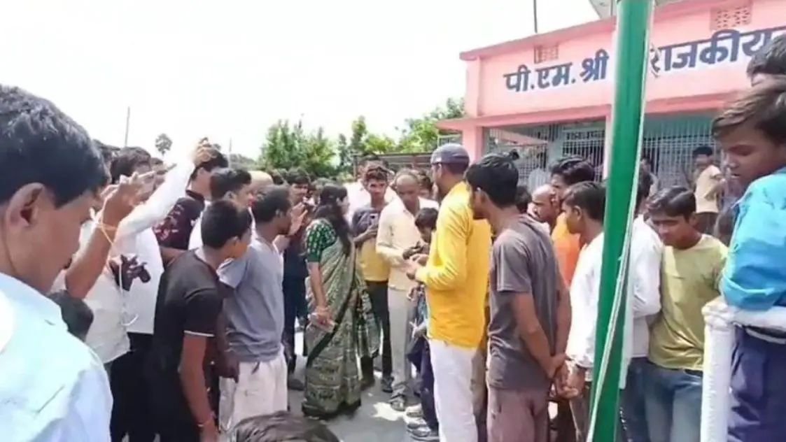 स्कूल में समय से पहले झंडा फहराने पर शिक्षक से मांगा स्पष्टीकरण, जलेबी की जगह खिलाई ये मिठाई