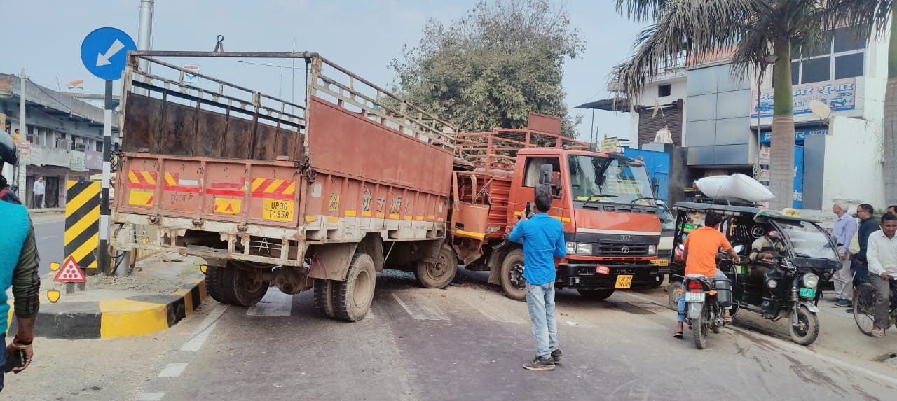 रायबरेली-रांग साइड डीसीएम गाड़ी आने से हुआ भीषण सड़क हादसा