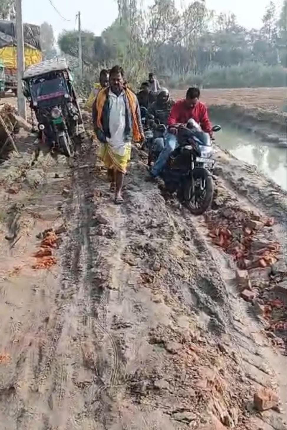 रायबरेली-रास्ते पर निर्माणाधीन पुल के कारण क्षतिग्रस्त मार्ग, लोगों का आवागमन हुआ बाधित,,, 