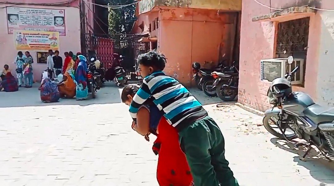 रायबरेली में झकझोर कर देने वाला वीडियो आया सामने एक महिला अपने दिव्यांग पति को पीठ पर उठाकर CMO ऑफिस पहुंची