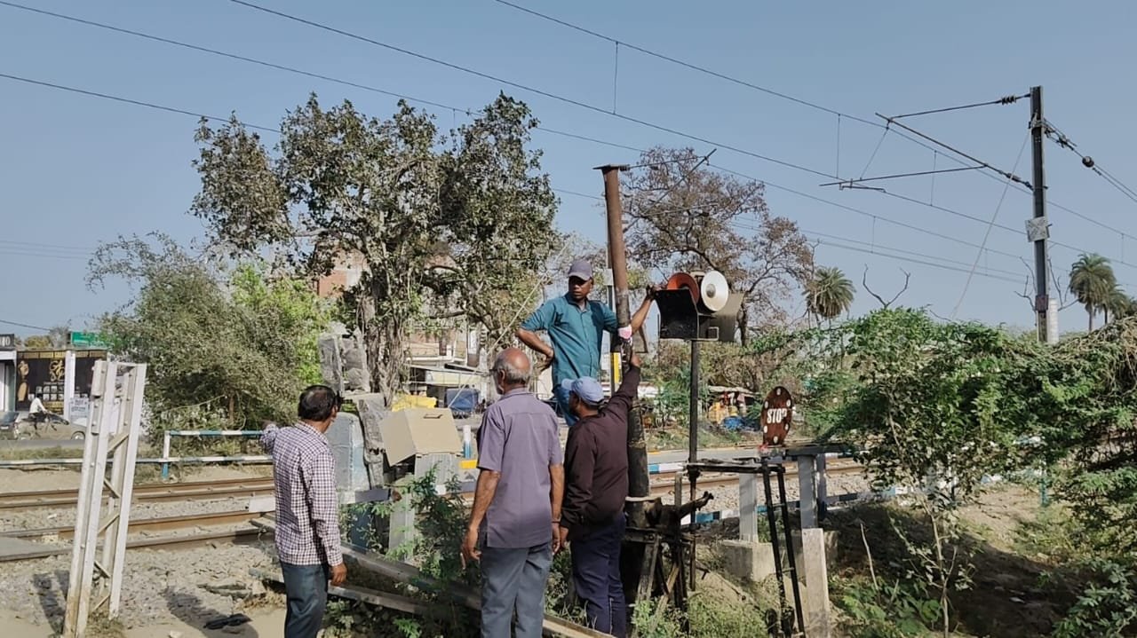 रायबरेली-पिकअप की टक्कर से टूटा रेलवे का फाटक,,,,, 