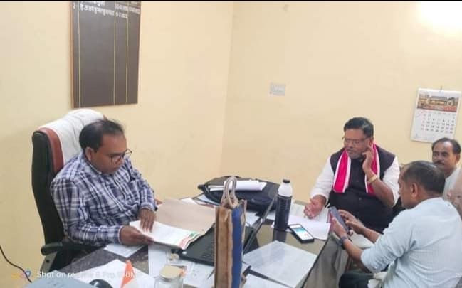 Raibareli-विद्युत समस्याओं को लेकर पूर्व विधायक ने विद्युत अधिकारियों के साथ की बैठक 