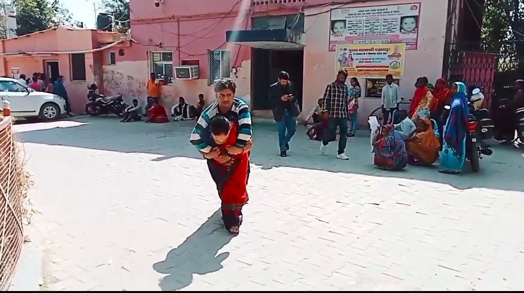 रायबरेली के दिव्यांग पति को पीठ पर लादने के मामले में डिप्टी सीएम ब्रजेश पाठक ने की बड़ी कार्रवाई